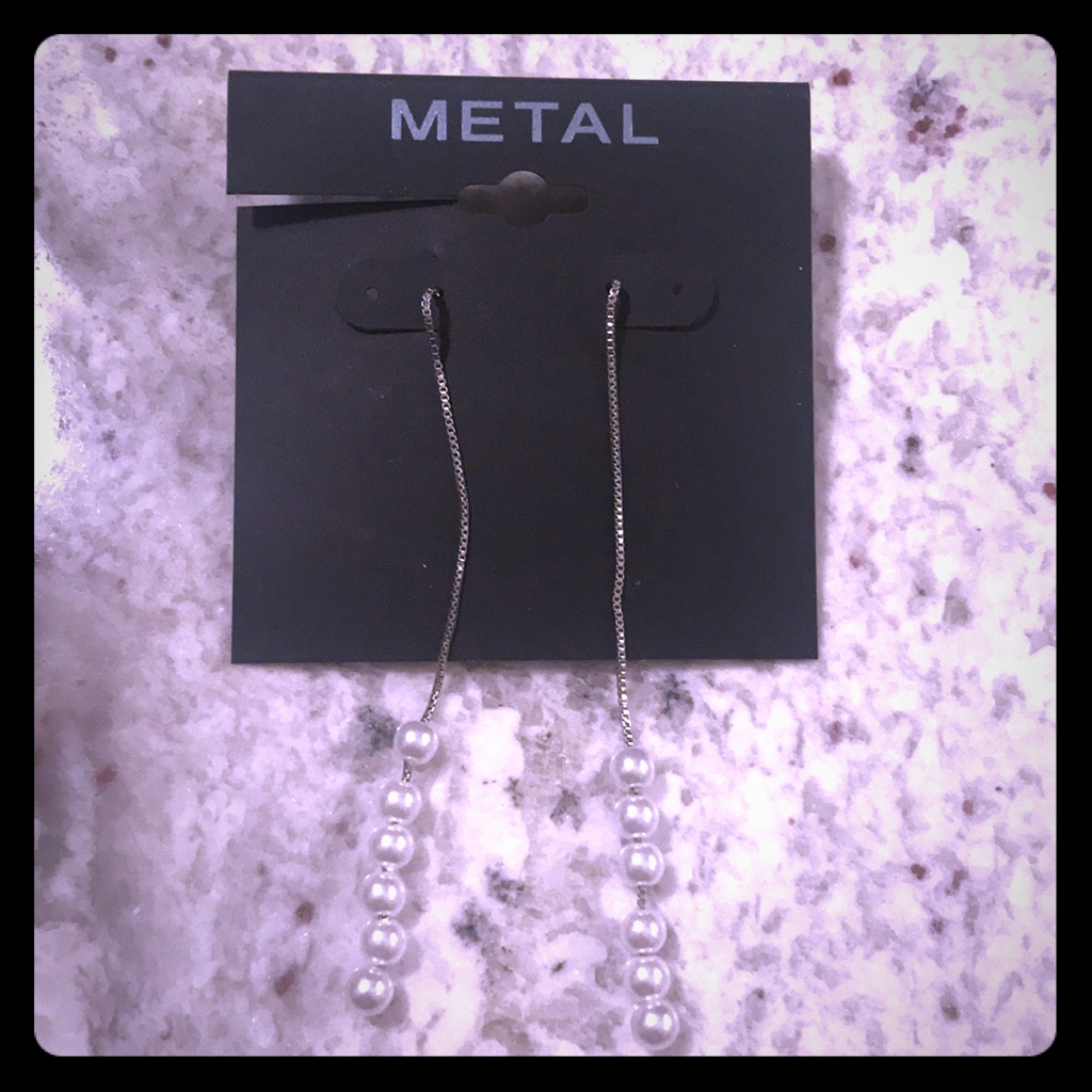 Nwt Metal Silver Earrings With A Stacked Pearls